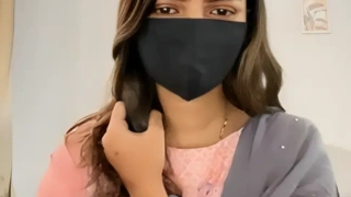 Rich Indian Babe Goes Fully Nude on Stripchat for Her Horny Fans After Getting Tips